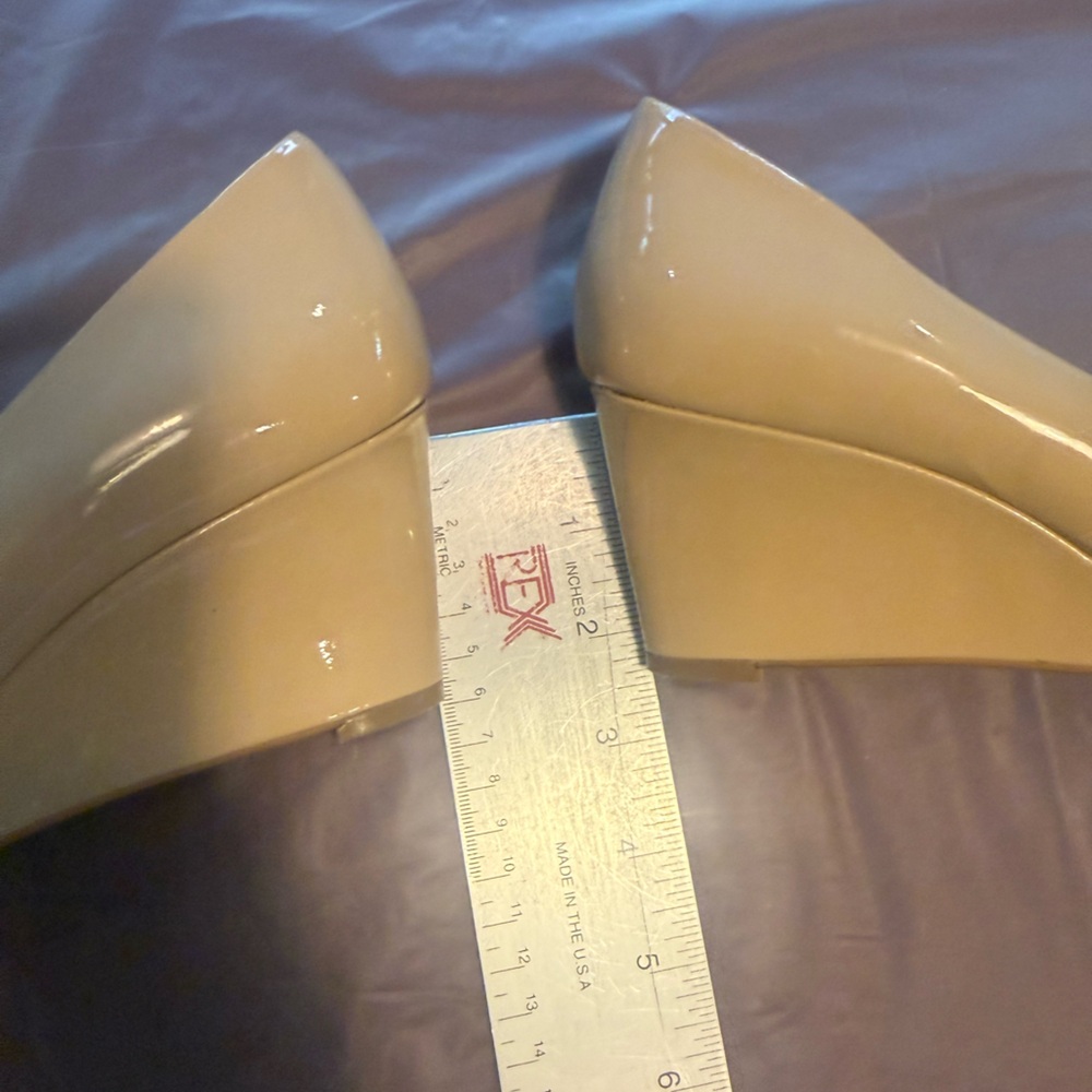 Tory Burch Patent Leather Tan Gold Peep-Toe Bow Wedges Size 7.5 - Picture 11 of 14
